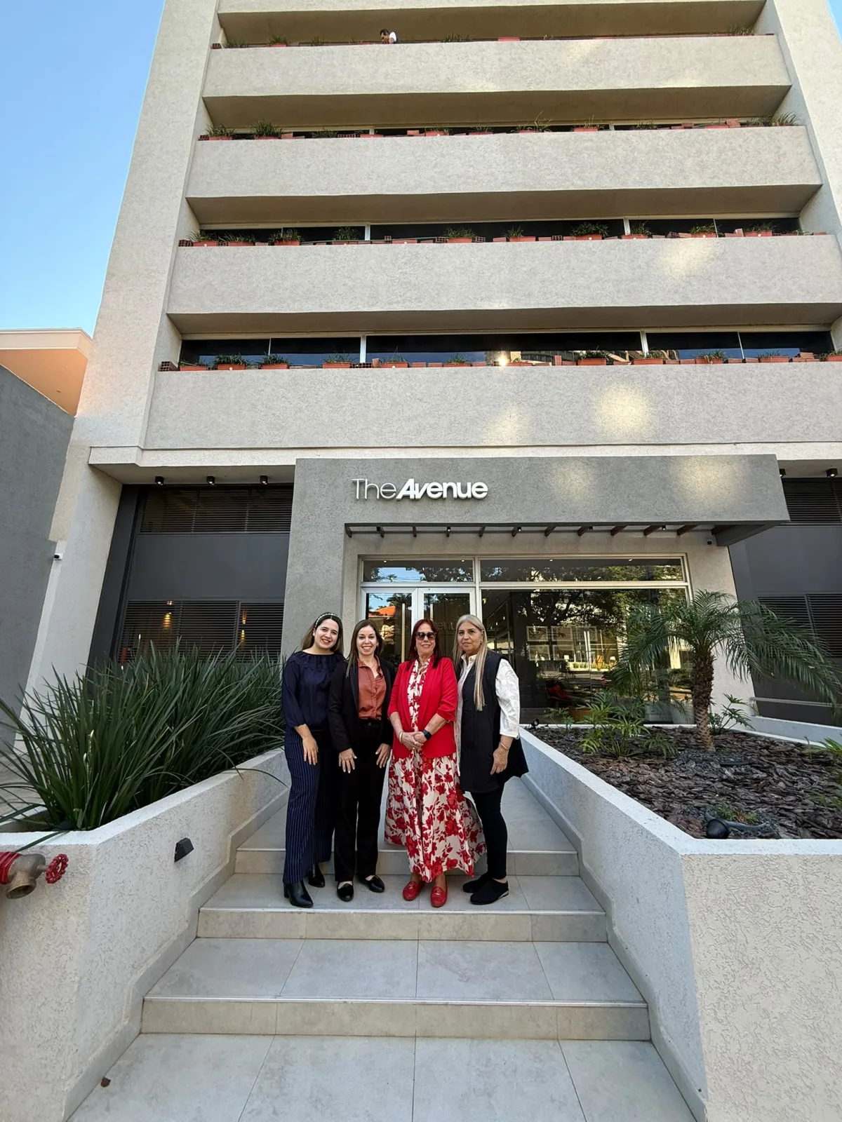 Equipo de Farmanuario frente a sus oficinas