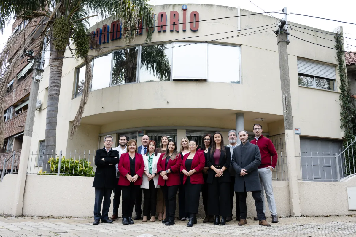 Equipo de Farmanuario frente a sus oficinas
